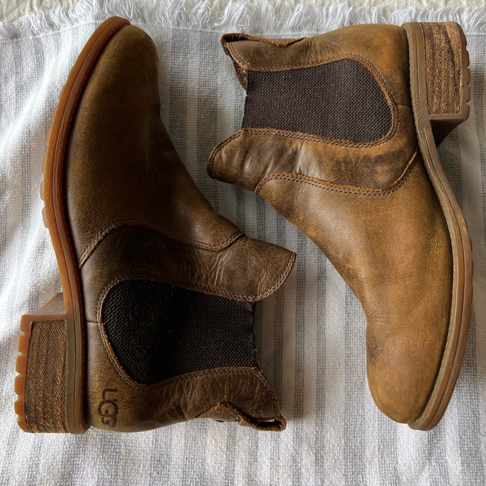 Ugg Chelsea boots with fleece lining size 7.5